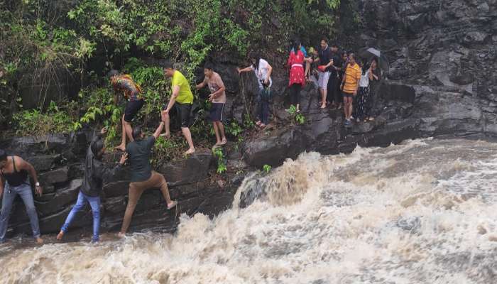 माळशेज घाटात थरार! धबधब्याच्या टोकावर अडकून पडले पर्यटक 