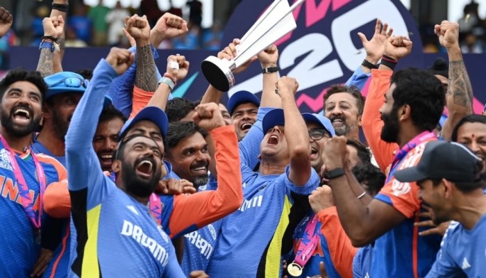 टीम इंडियाने 17 वर्षांनंतर उचलला टी-20 विश्वचषक, हेड कोच राहुल द्रविडचं खास सेलिब्रेशन; पाहा Video