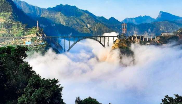 भारतीय इंजिनियर्सनी  बनवला ढगांवर तरंगणारा जगातील सर्वात उंच रेल्वे ब्रिज; या पुलावरुन धावणाऱ्या ट्रेनचा स्पीड किती असेल