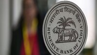 RBI च्या निर्देशांनंतर 'या' बँकेला रातोरात टाळं; खातेधारकांचे पैसे बुडाले?