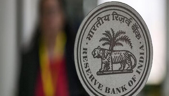 RBI च्या निर्देशांनंतर &#039;या&#039; बँकेला रातोरात टाळं; खातेधारकांचे पैसे बुडाले?