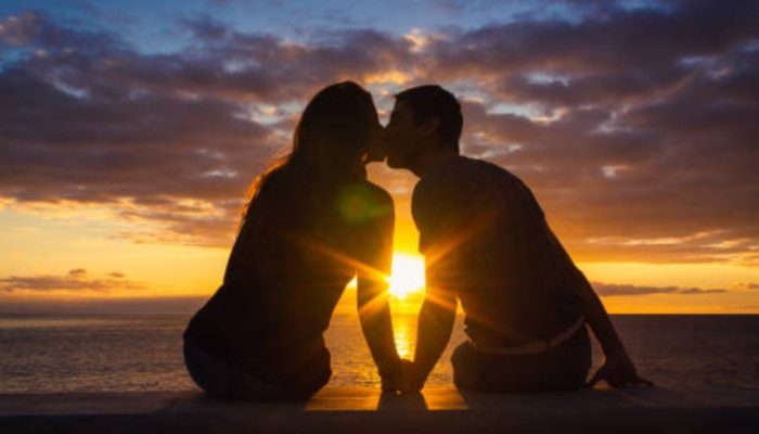 Kissing Day 2024 : किस केल्याने शरीराला होतात 8 फायदे, विज्ञान काय सांगतं