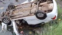 पुलाचा कठडा तोडून कार थेट नदीत कोसळली, एक ठार; नाशिकच्या अपघाताची भयावह दृश्य