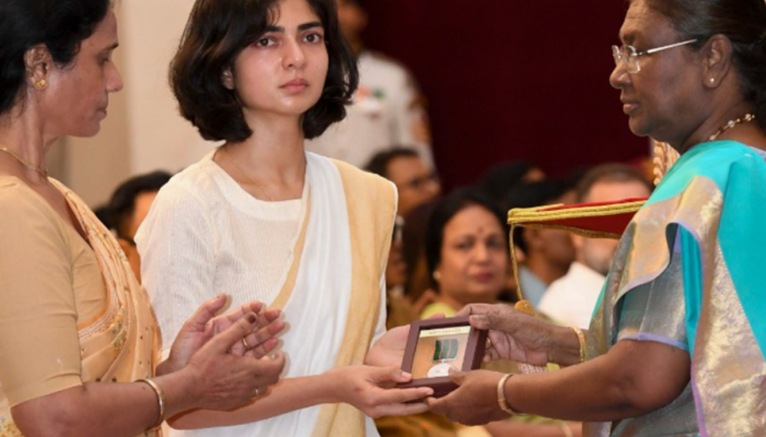 कॅप्टन अंशुमन यांच्या पत्नीबद्दल अश्लील कमेंट; 'त्या' यूजरला आता पोलीस शिकवणार धडा 