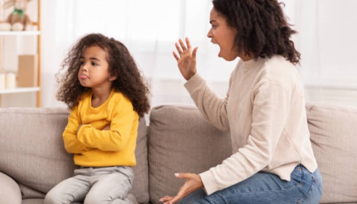 Parenting Tips : मुलांचा आत्मविश्वास कमी होण्यास पालकच जबाबदार; &#039;या&#039; ७ चुका टाळा 