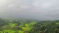 Fog City:घनदाट धुकं आणि हिरवाईने नटलेले डोंगर,भारतातील 'या' ठिकाणांना नक्की भेट द्या