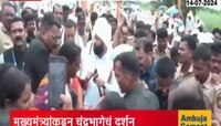 मुख्यमंत्री एकनाथ शिंदेंनी चंद्रभागेचं तीर्थ मस्तकी लावलं, वारकऱ्यांसोबत केलं टाळ वादन