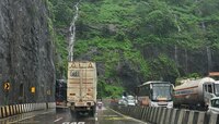 Big News : पंढरपूरला निघालेल्या बसचा मुंबई - पुणे एक्स्प्रेसवेवर भीषण अपघात, 5 ठार 