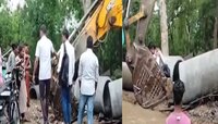 प्रगत महाराष्ट्राचं भीषण चित्र! गडचिरोलीत गरोदर महिलेला जेसीबीतून रुग्णालयात नेलं