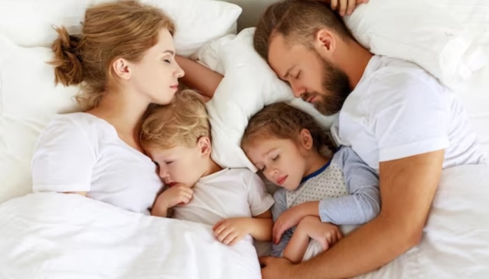 Parenting : मुलं अजून तुमच्यासोबतच झोपतात? एकटे झोपण्याचा आणि Mirror Neurons चा काय संबंध?