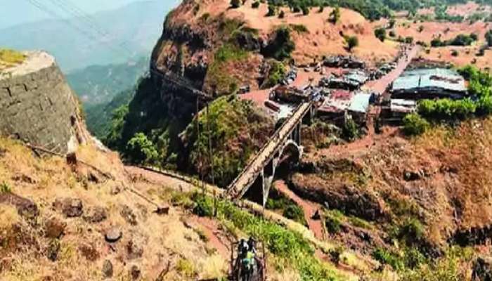 &#039;विशाळगडावरील दंगल सरकार पुरस्कृत, &#039;करेक्ट कार्यक्रम&#039; करण्याचे मुख्यमंत्र्यांचं रायगडवर विधान&#039;