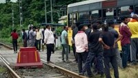 40 विद्यार्थ्यांना घेऊन जाणारी स्कुलबस रुळावरच अडकली, समोरुन आली भरधाव ट्रेन अन् तित