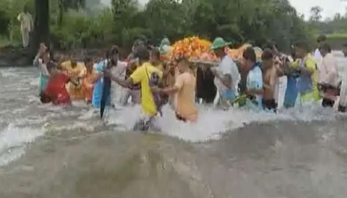 कंबरभर पाण्यातून काढली अंत्ययात्रा; मुंबईपासून हाकेच्या अंतरावर असलेल्या रायगडमधील धक्कादायक प्रकार