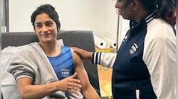कापलेले केस, पाणावलेले डोळे आणि सलाईन...; रूग्णालयाच्या बेडवरून विनेशचा पहिला फोटो!