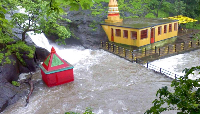 महाराष्ट्रातील असं शिव मंदिर जे वसलंय दोन दोन धबधब्यांच्या सान्निध्यात, इथे तुम्हाला दिसतो स्वर्गाचा दरवाजा 