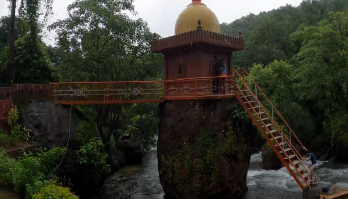 फक्त एका दगडावर उभे असलेले कोकणातील अनोखे मंदिर; आजूबाजूल घनदाट जंग आणि ओसंडून वाहणारा ओढा