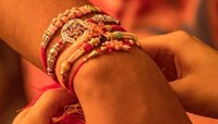 Raksha Bandhan: भावाला कोणत्या दिशेला बसवाल? राखी बांधताना किती गाठी माराल?