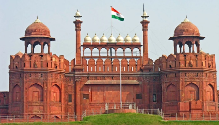 PM Who Unfurled the national flag at Lal Qila Delhi 