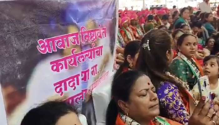 'अजितदादा परत या', अजित पवारांच्या भाषणावेळी कार्यकर्त्यांने दाखवला बॅनर