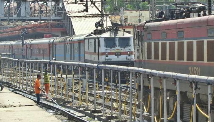 बदलापूर आंदोलनामुळे पुणेकर मुंबईत अडकले; Pune - NZM DURANTO EXP सह लांब पल्ल्याच्या अनेक एक्सप्रेस ट्रेन खोळंबल्या