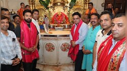 वर्ल्ड कप ट्रॉफीसह रोहित शर्मा सिद्धिविनायक बाप्पाच्या चरणी, पाहा PHOTOS