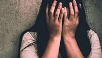 संतापजनकः मुलीला नीट सांभाळता येत नाही का? सामूहिक बलात्कारानंतर पोलिसांनी पालकांनाच