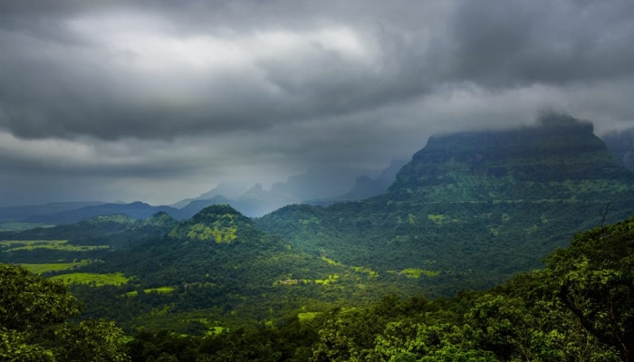 Weather News : पावसाचं काही खरं नाही! चक्रीवादळ येतंय... पण कुठे? मान्सूनचं काय चाललंय? 