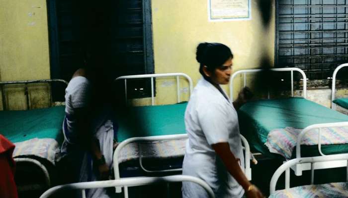 'माझ्या बलात्काऱ्याला अटक करा', रस्त्यावर तरुणीचा आक्रोश, पोलिसांनी वेड्यांच्या रुग्णालयात पाठवलं, म्हणाले...