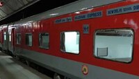 रात्री 10 नंतर ट्रेनमधून प्रवास करणाऱ्यांना 'हे' नियम ठाऊक असायलाच हवे! जाणून घ्या त