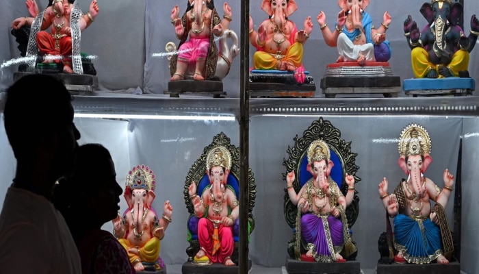 Ganesh Chaturthi 2024 : गणेश मूर्ती कशी असावी? गणपतीची मूर्ती शाडू मातीचीच का हवी?शिवपार्वतीच्या मांडीवर बसलेला बाप्पा आणावा का?