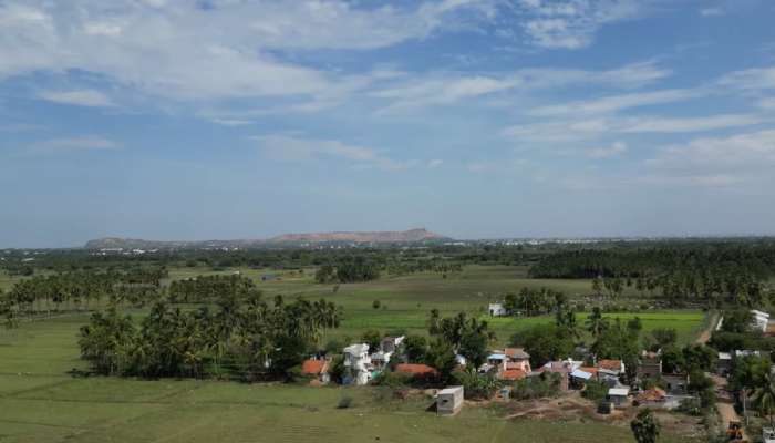 भारतातील &#039;या&#039; गावात सगळे अनवाणी फिरतात; कितीही मोठा श्रीमंत असला तरी कुणीच चपला आणि बूट काहीच घालत नाहीत