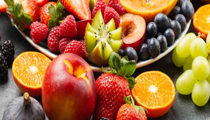 How Many fruits one should eat in a day, Is it okay to mix fruits, How many fruits should one eat in a day, Fruits eating Tips, How many fruits should I eat a day, Can we mix two fruits together, Is it OK to eat 3 different fruits a day, health news, Health News, फळं, fruits benefits to health