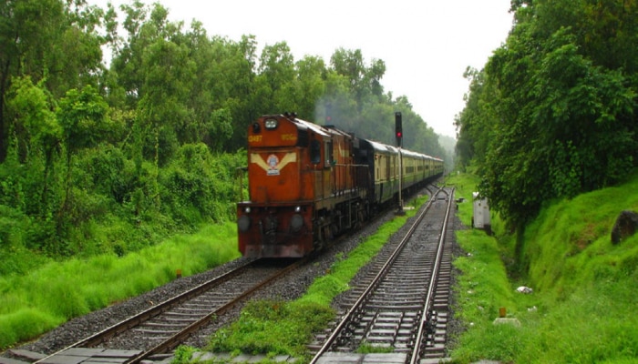 खोळंबलेल्या चाकरमान्यांच्या मदतीला आली Konkan Railway; गणेशोत्सवासाठी आणखी एका विशेष रेल्वेची घोषणा 