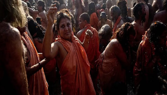 Female Naga Sadhu : महिला नागा साधू कसे बनतात? अत्यंत रहस्यमयी असतो त्यांचा प्रवास