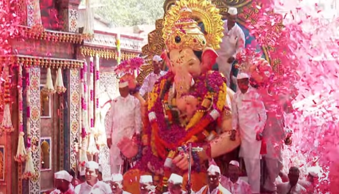 Lalbaugcha Raja 2024 : पालखी निघाली राजाची... लालबागच्या राजाच्या विसर्जन मिरवणुकीतील नजर रोखणारे Photos 