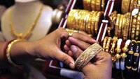 सणासुदीच्या आधीच सोनं स्वस्त झालं की महाग? आज दागिने खरेदी करावे का?