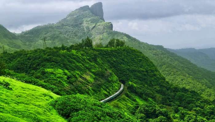  इथं कधीही जा... एकदम भारीचं वाटतं! महाराष्ट्रातील सर्वात लोकप्रिय पर्यटन स्थळ  