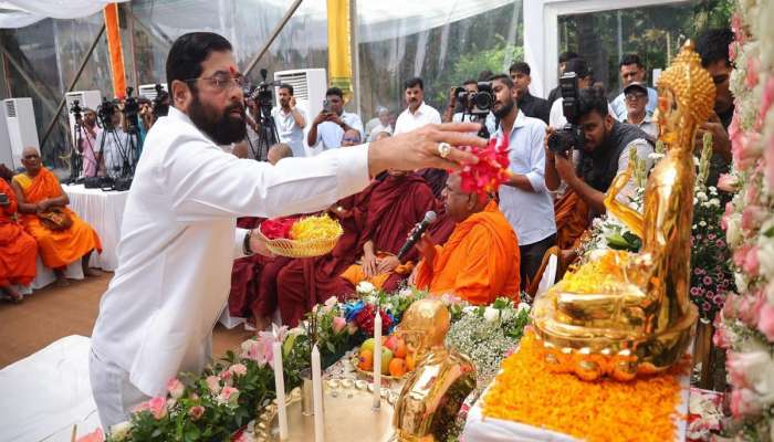 सरणं गच्छामि...इतिहासाद पहिल्यांदाच मुख्यमंत्र्यांच्या शासकीय निवासस्थानी बौद्ध भिख्खूना चिवरदान, धम्मदान आणि अन्नदान 