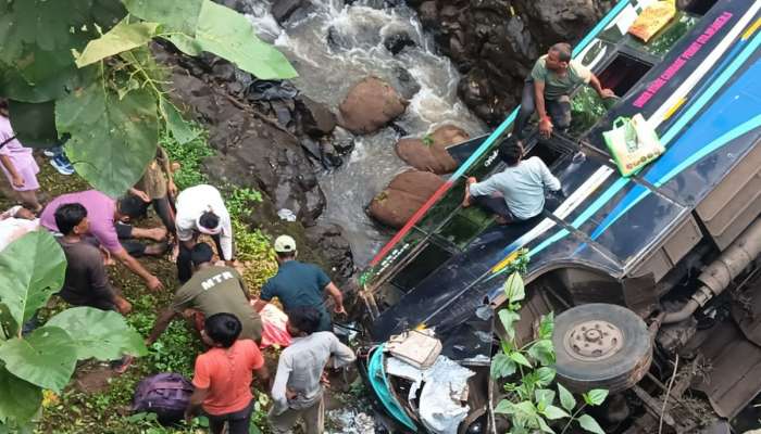 मेळघाटात भीषण अपघात! 50 प्रवाशांसहित बस पुलावरुन थेट पाण्यात कोसळली