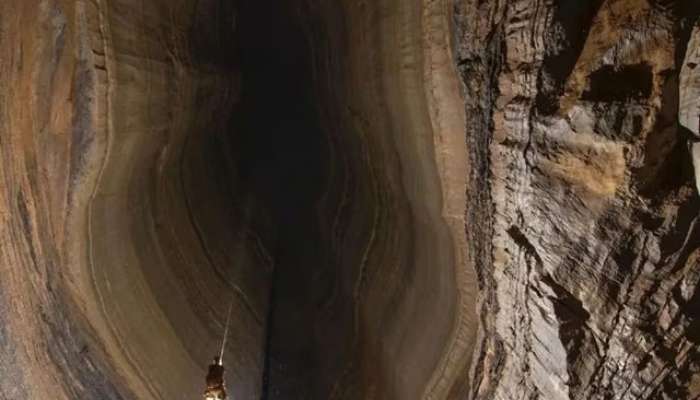 Deepest Pit,Dharti Ke Niche Gaya Banda,Ellison Ki Gufa,Ellison's Cave,Gehre Gufa Me Gaya Shaksh,Man In Deepest Pit,Man Went 1063 Feet Below The Earth,Omg Scene,Sabse Gehri Gufa,trending,viral, व्हायरल बातम्या, मराठी बातम्या, बातम्या 