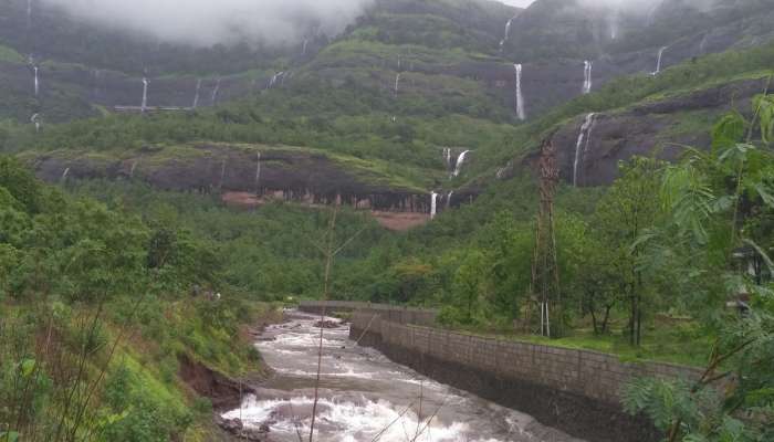 खोपोलीच्या झेनीथ वॉटरफॉलजवळ घडली थरारक घटना; एकाच कुटुंबातील चौघेजण अडकले