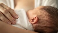 बाळाला दूध पाजायचं असेल तर, घरी जा! ऐकताच 'तिने' Breastfeed करतानाचा Photoच व्हायरल