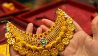 चांदीच्या दरात 1 हजारांची घट, दसऱ्याच्या आधीच सोनं झालं स्वस्त; 24 कॅरेटचे भाव जाणून