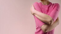 सुखदु:खात कोणीच सोबत नाही? स्वत:लाच मिठी मारून दूर करा एकटेपणा, फायदे पाहाच