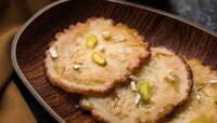  साखरेच्या पाक न वापरता गूळ घालून बनवा चविष्ट मालपुआ, जाणून घ्या Recipe 