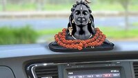 तुमच्या कारमध्ये देवाची मूर्ती ठेवली असेल तर 'या' 3 चुका कधीच करु नका, अन्यथा...