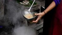 किळसवाणी आणि भयानक प्रथा; अंत्यसंस्कार झाल्यावर राखेचं सूप बनवून पितात 'हे' लोक