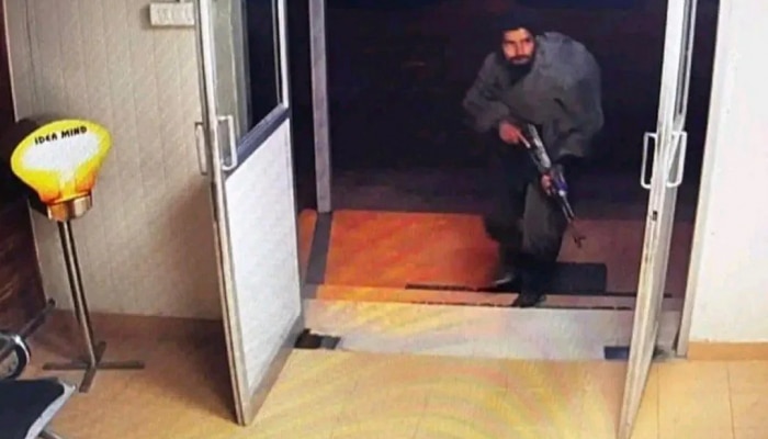 हातात AK-47, चेहऱ्यावर सुडाची भावना; J &amp; K मधील हल्लेखोर दहशतवादी CCTV Video त कैद