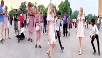 हा अतुल्य भारत? इंडिया गेटजवळ रशियन महिलेपुढं अश्लील डान्स, म्हणे 'यही वाली...'