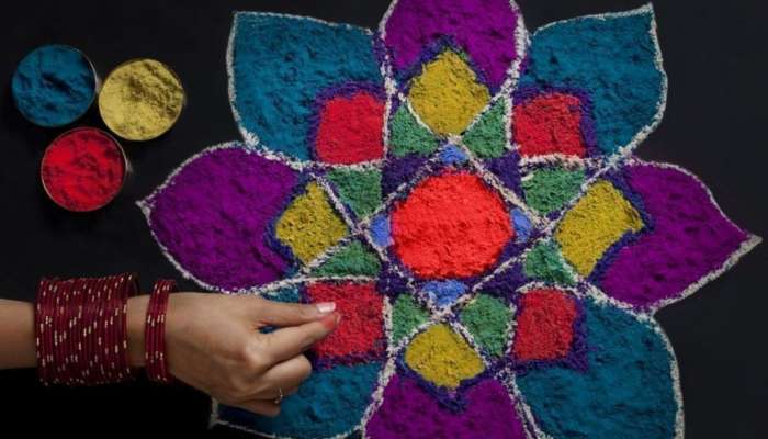 Drawing Rangoli: घरासमोर रांगोळी का काढली जाते? कारण वाचून तुम्हीही थक्क व्हाल!